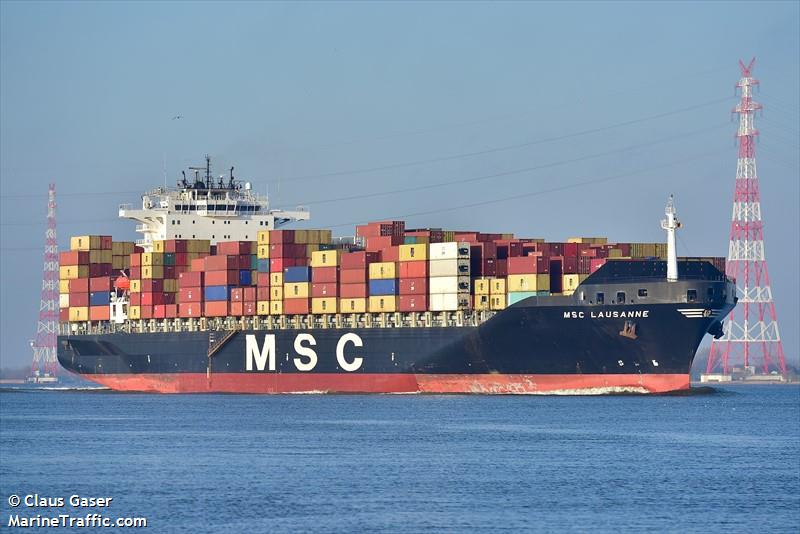 <font style="vertical-align: inherit;"><font style="vertical-align: inherit;">boat with loaded containers</font></font> <font style="vertical-align: inherit;"><font style="vertical-align: inherit;">boat with containers</font></font>